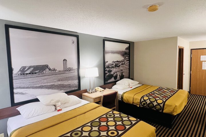 1 Queen Bed (4 of 26)