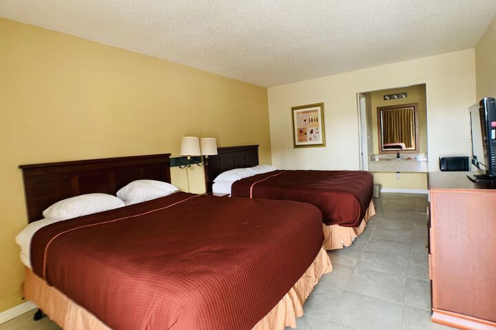 2 Queen Beds (12 of 13)