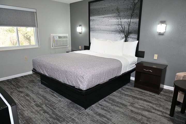 1 King Bed (5 of 7)
