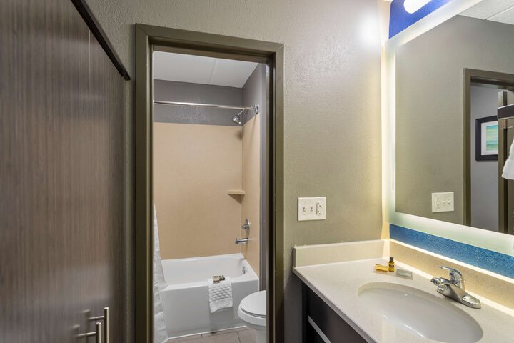 2 Queen Beds Exterior Entrance First Floor Microwave and Refrigerator WiFi Pet Friendly Room Full Breakfast (5 of 12)