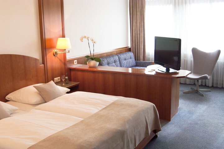 Room 4 of 33