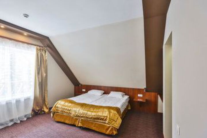 Room 12 of 25