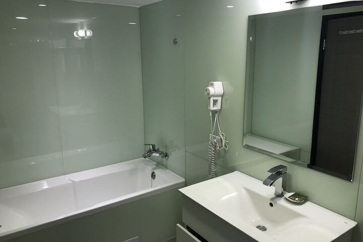 Room 33 of 40