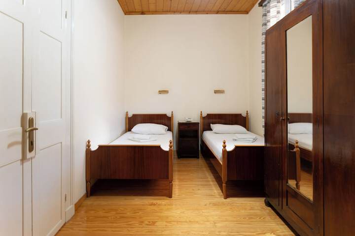 Room 6 of 42