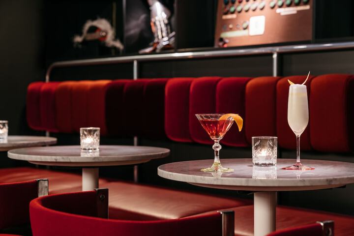 Lounge 55 of 82