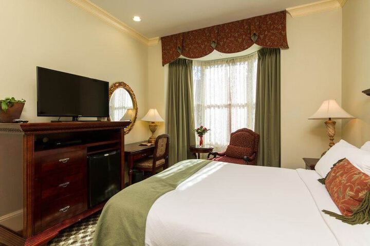 Room 8 of 28