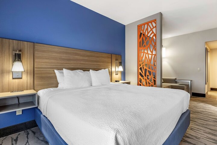 1 King Bed Microwave and Refrigerator WiFi Full Breakfast (3 of 9)