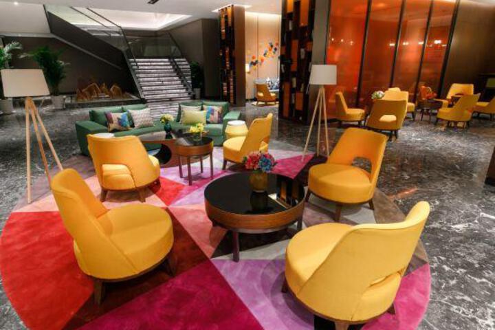 Lounge 15 of 21
