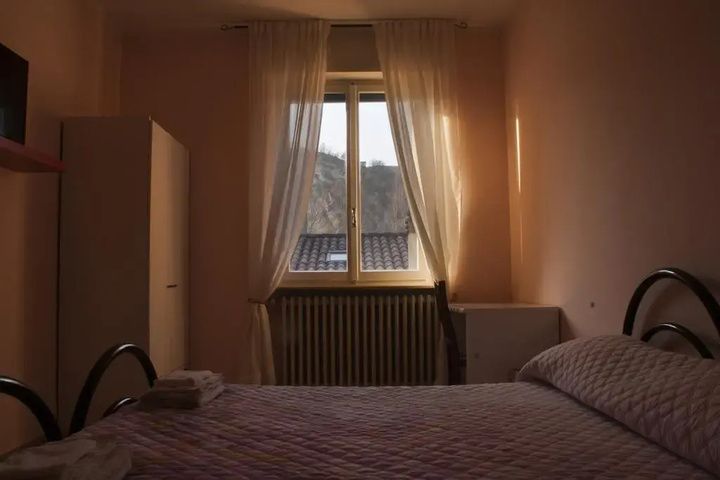 Room 2 of 10