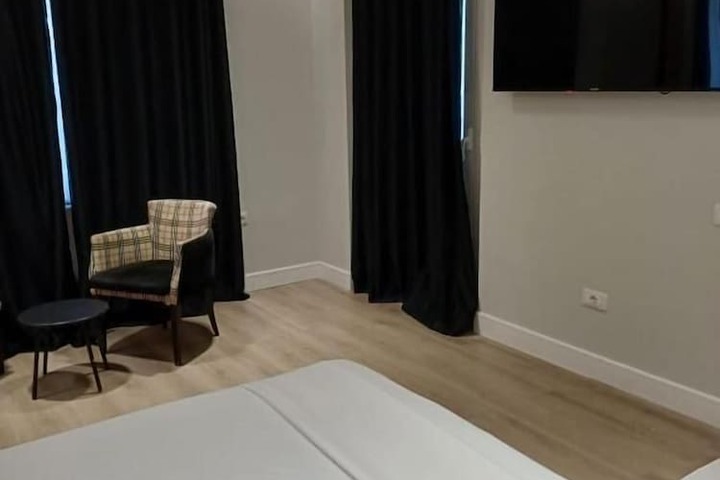 Room 25 of 132