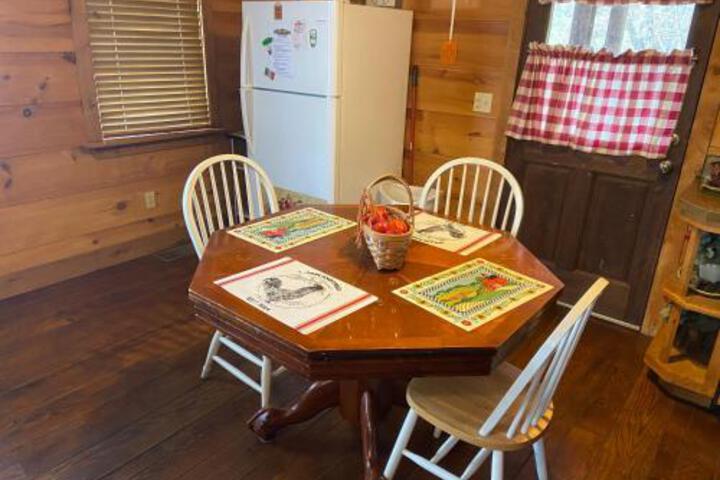 Country Charm Cabin with Firepit in Pigeon Forge, TN