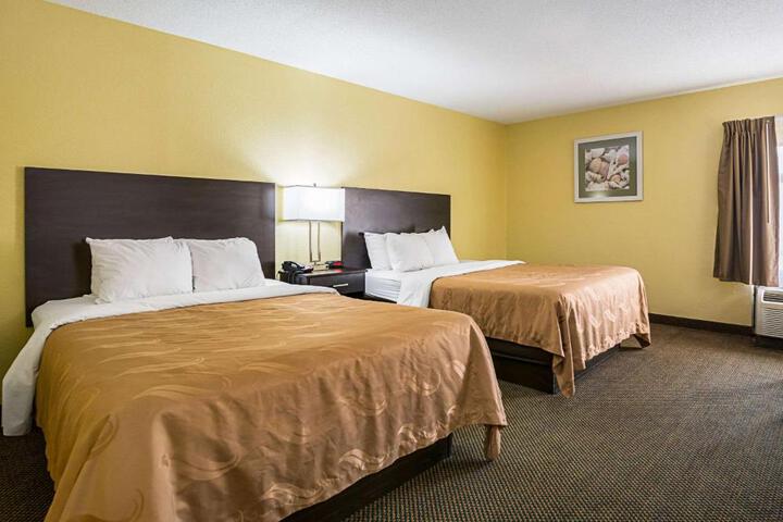 1 Queen Bed (1 of 2)
