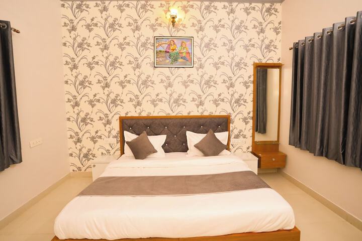 Room 4 of 25