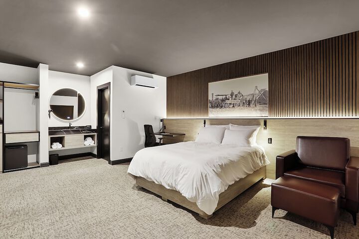 Deluxe Room 1 Queen Bed Mobility Accessible (3 of 26)