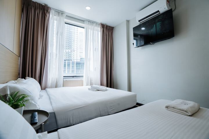 Room 13 of 38