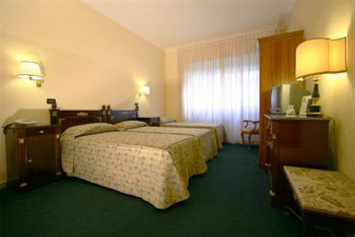 Room 4 of 12