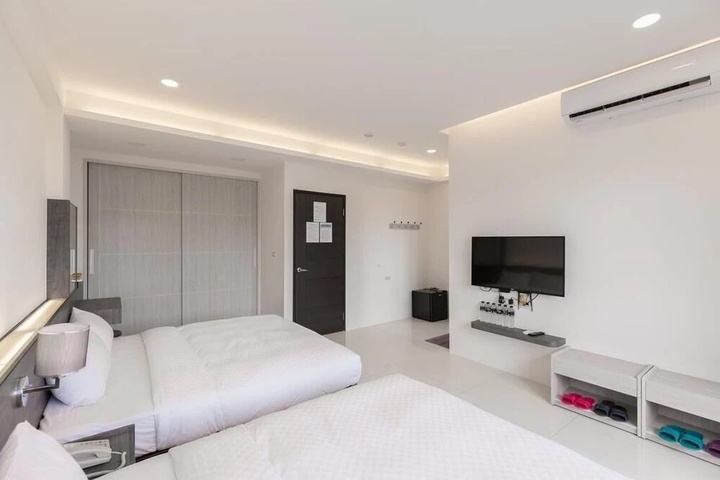 Room 5 of 10