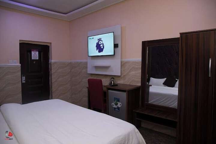 Room 32 of 76