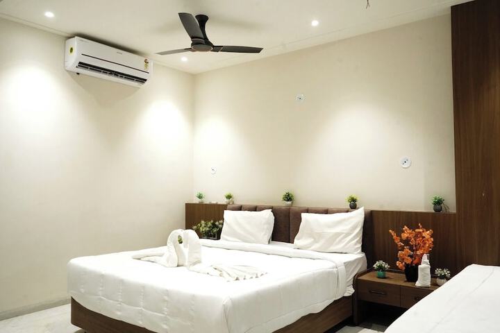 Room 12 of 32