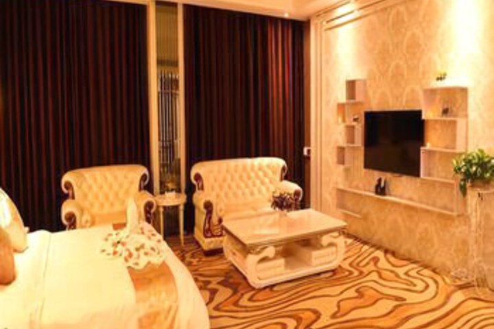 Room 4 of 8