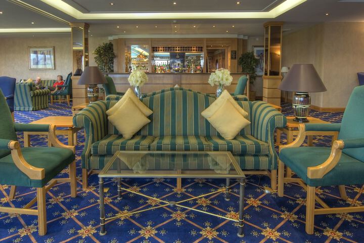 Lounge 76 of 84