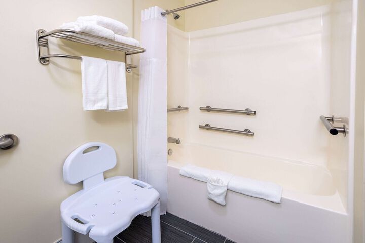 1 Queen Bed Mobility Hearing Accessible Room Bathtub with Grab Bars (5 of 5)