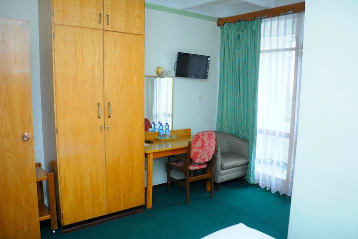 Room 6 of 84