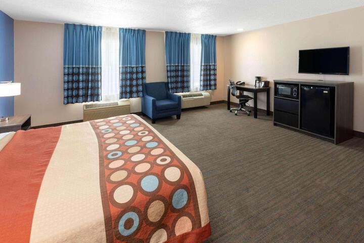 1 Queen Bed (6 of 10)