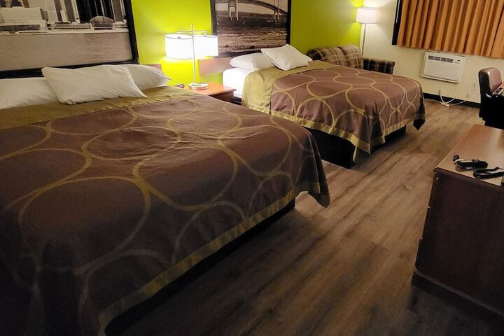 1 Queen Bed Mobility Accessible (8 of 14)