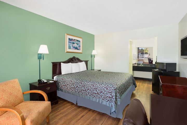 1 King Bed (4 of 7)