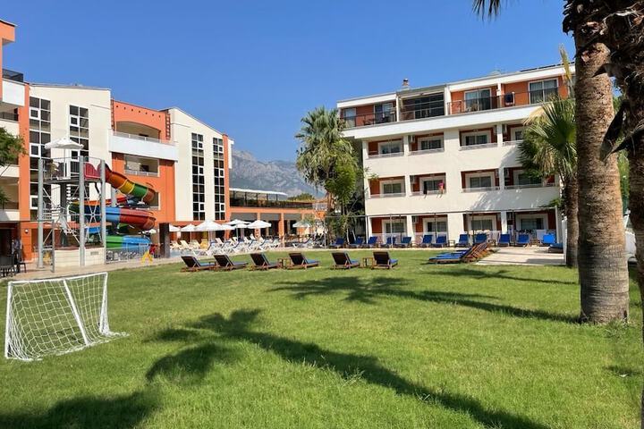 Hotel Exterior 18 of 20