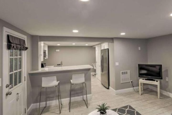Cozy Quiet Getaway Surrounded by Nature 19 Miles To Downtown Boston