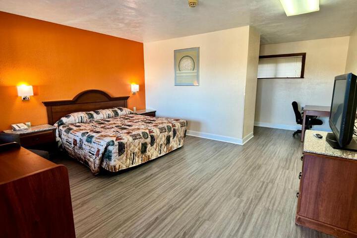 1 King Bed (5 of 5)
