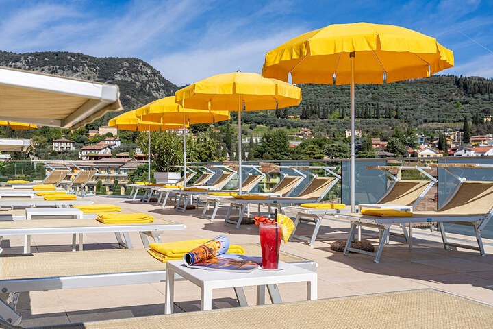 Sundeck 79 of 81