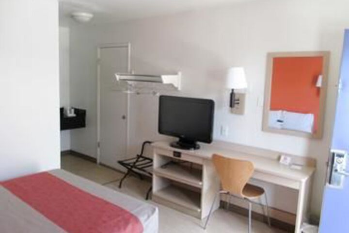 Room 5 of 11