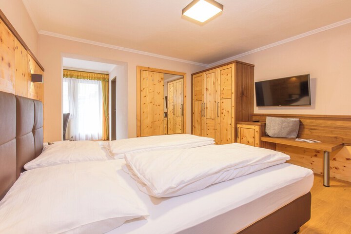 Room 4 of 52