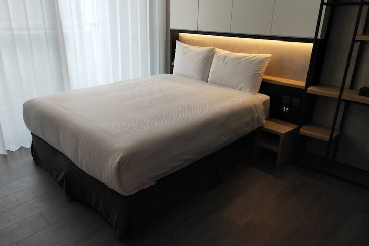Room 8 of 28