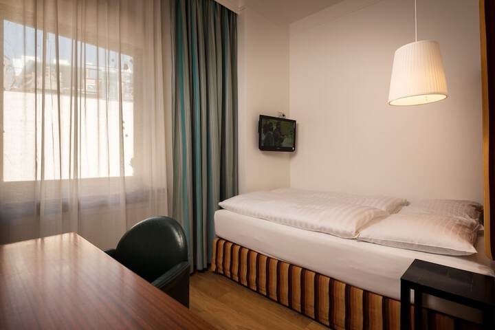Room 45 of 77