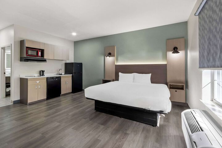 1 King Bed Efficiency (2 of 7)