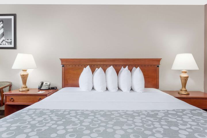 1 King Bed (10 of 10)