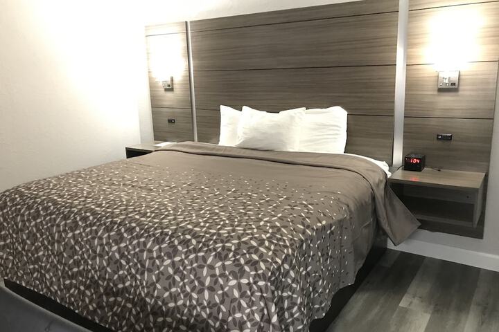 Single Room 1 King Bed (1 of 5)
