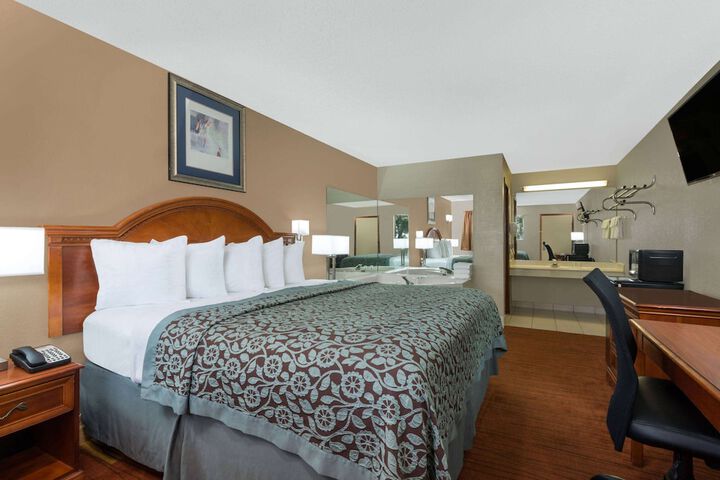1 King Bed (13 of 17)
