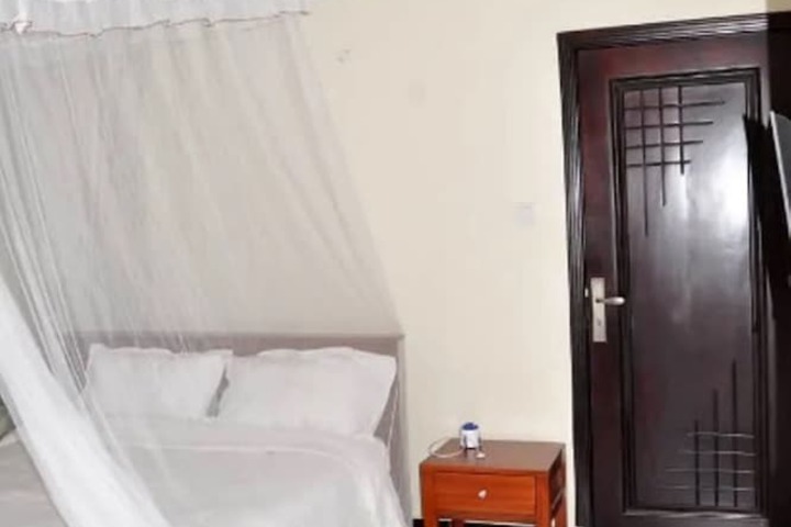 Room 4 of 16