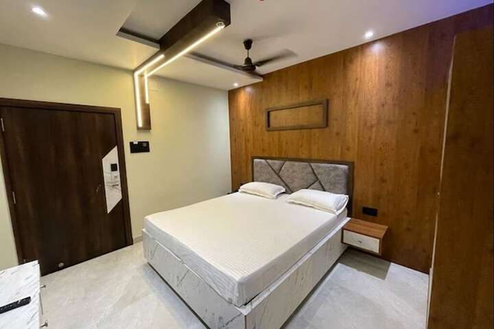 Room 2 of 10