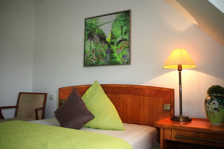 Room 8 of 33
