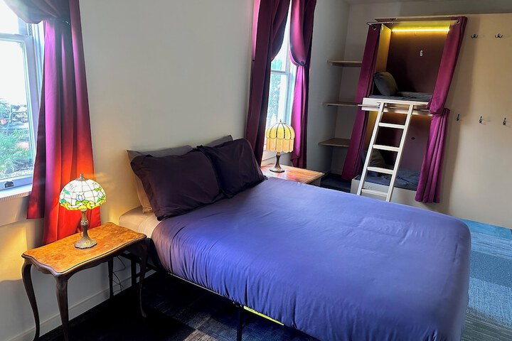 Basic Room 1 Queen Bed Shared Bathroom Upstairs (12 of 22)