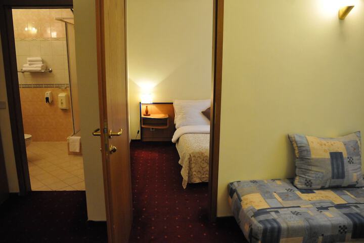 Room 10 of 27