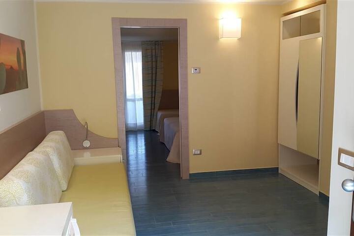 Room 26 of 90