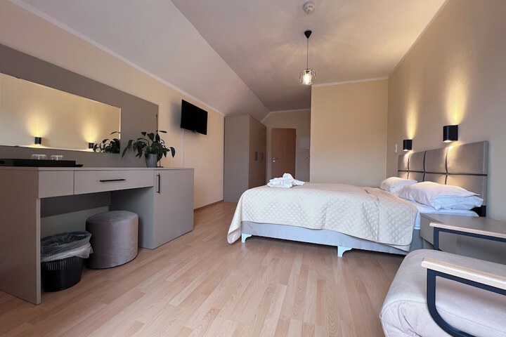 Room 9 of 28