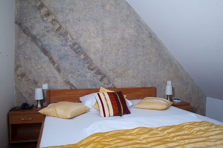 Room 4 of 7